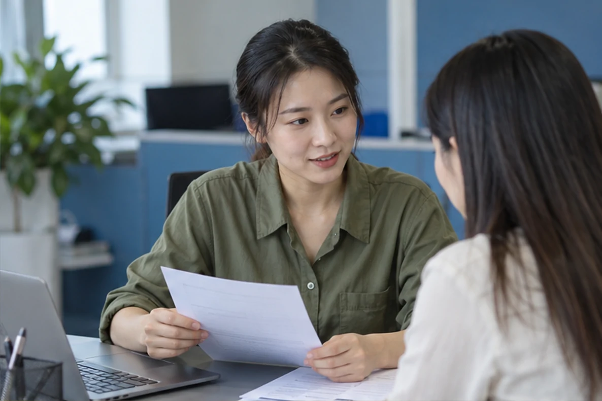 核对注册公司资料与办理事项的服务场景示意