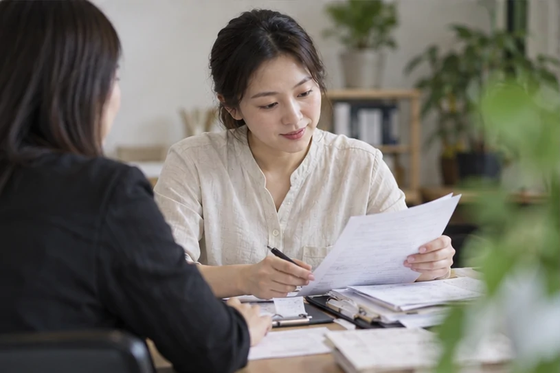 整理企业票据与日常账务资料的服务场景示意