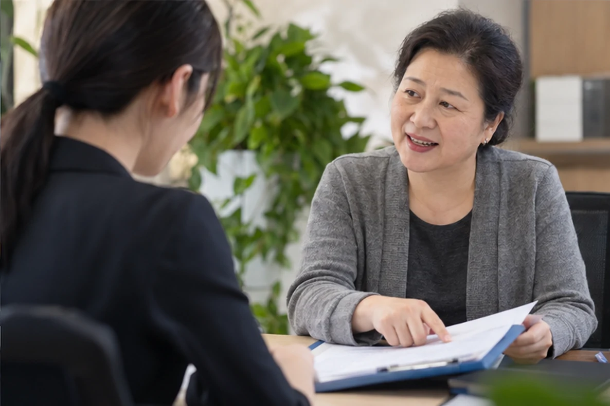 核对注册公司资料与办理事项的服务场景示意