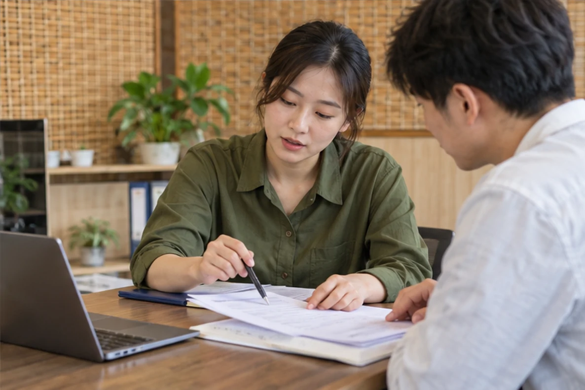 核对注册公司资料与办理事项的服务场景示意