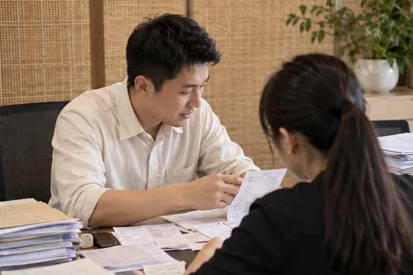 整理企业票据与日常账务资料的服务场景示意