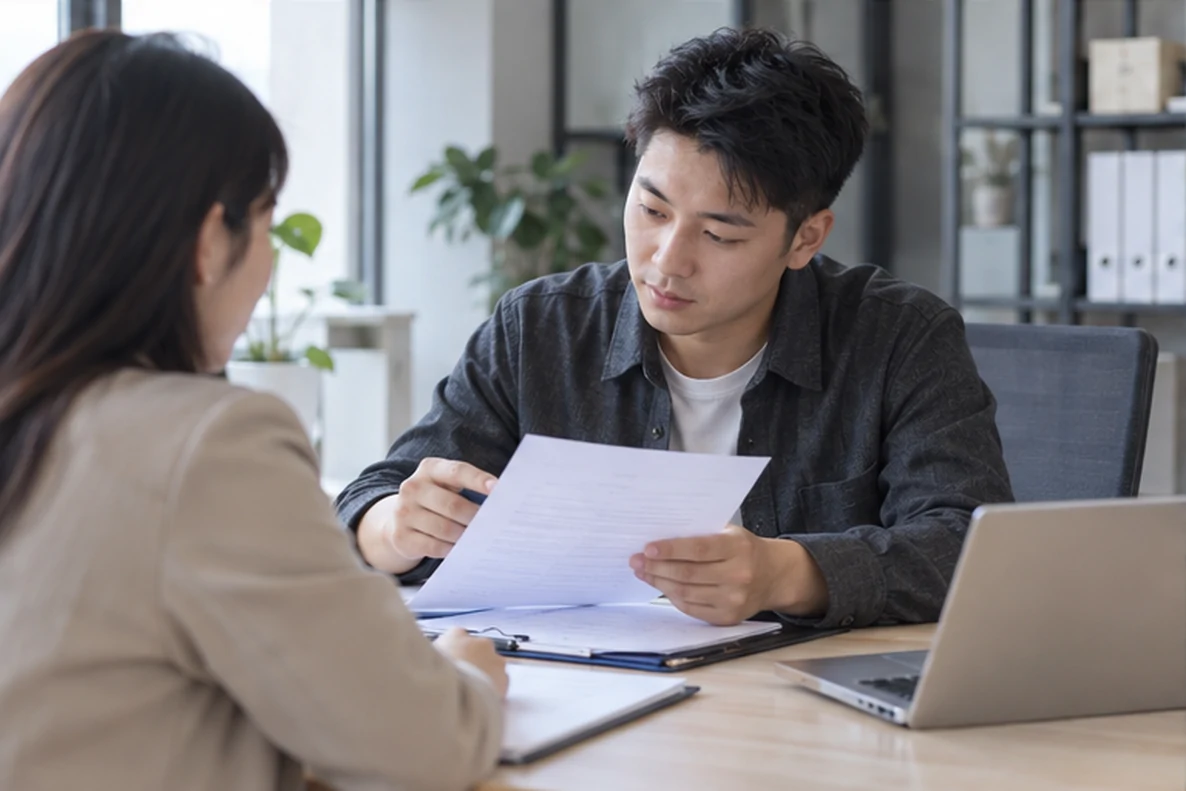 核对注册公司资料与办理事项的服务场景示意