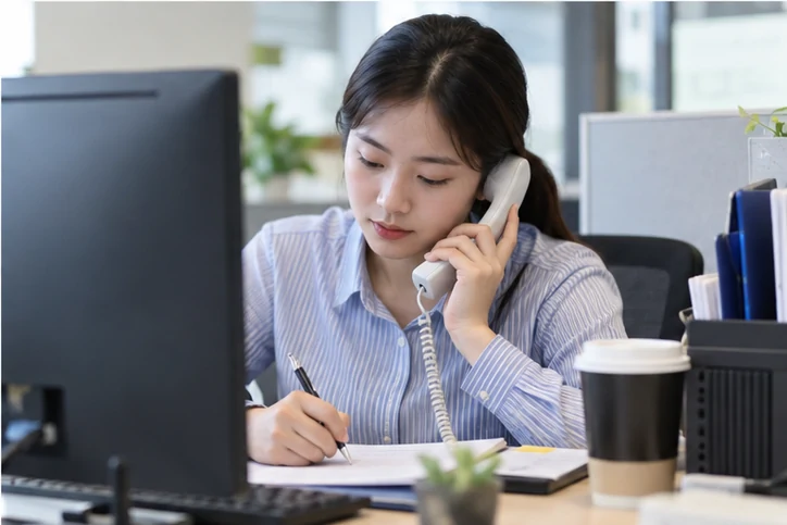 在线客服接待与咨询整理的服务场景示意