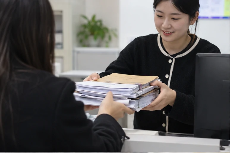 整理企业票据与日常账务资料的服务场景示意