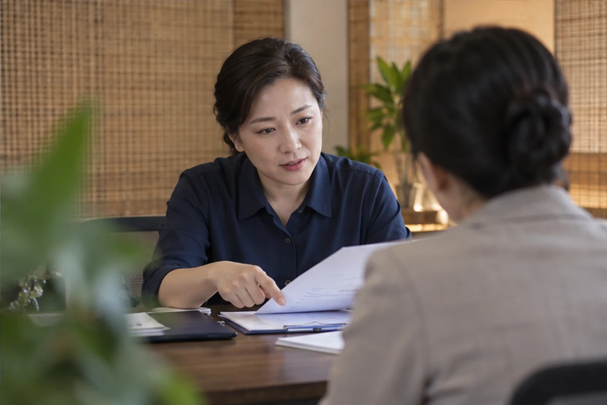 核对注册公司资料与办理事项的服务场景示意