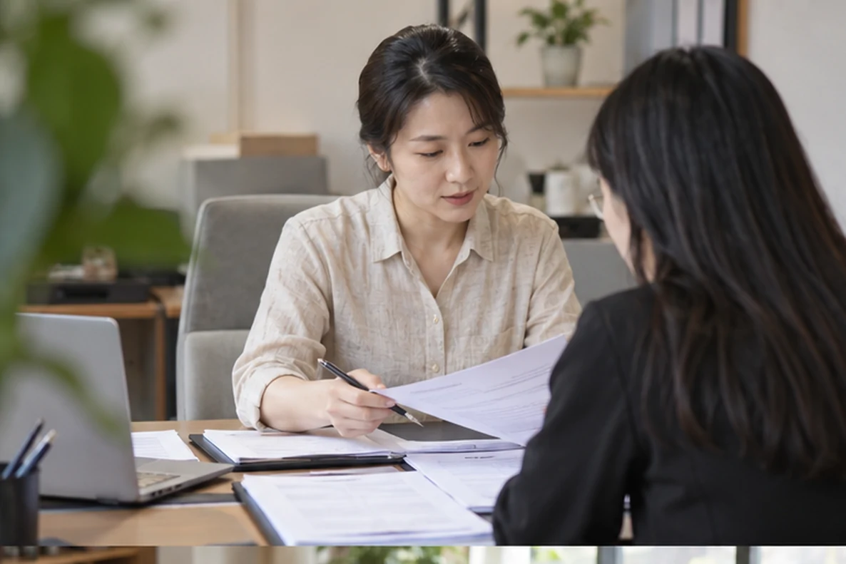 核对注册公司资料与办理事项的服务场景示意