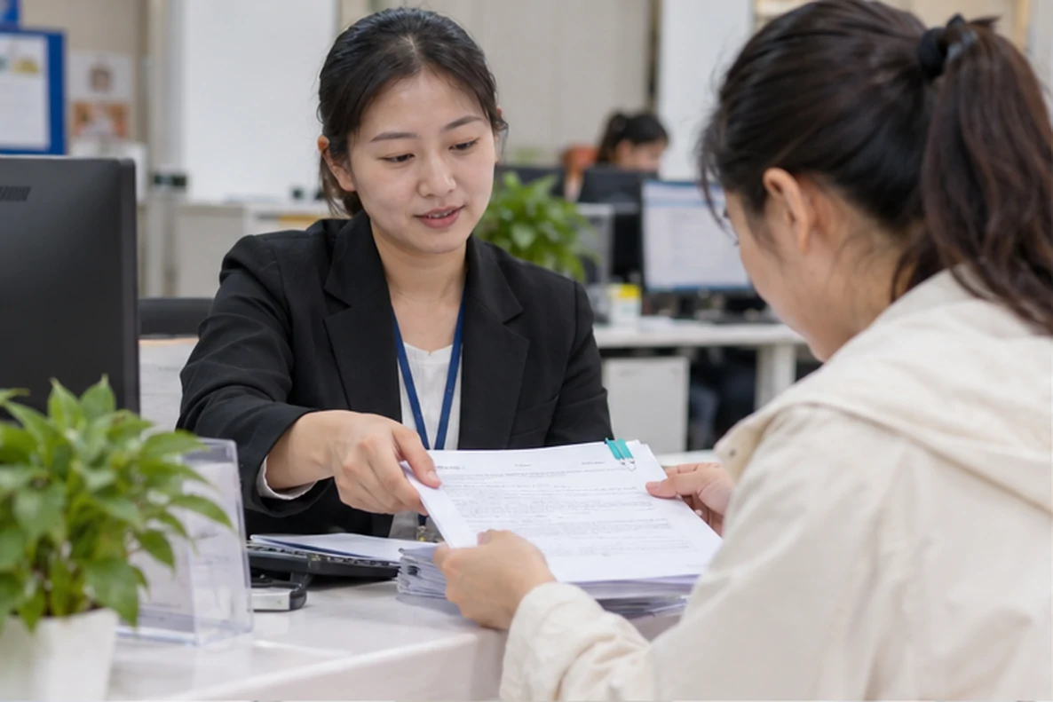 核对注册公司资料与办理事项的服务场景示意