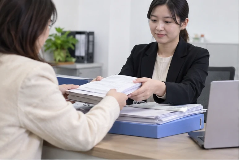 整理企业票据与日常账务资料的服务场景示意