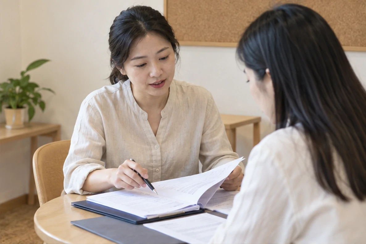 核对注册公司资料与办理事项的服务场景示意