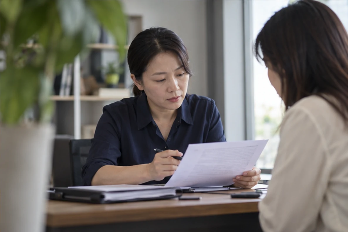 核对注册公司资料与办理事项的服务场景示意