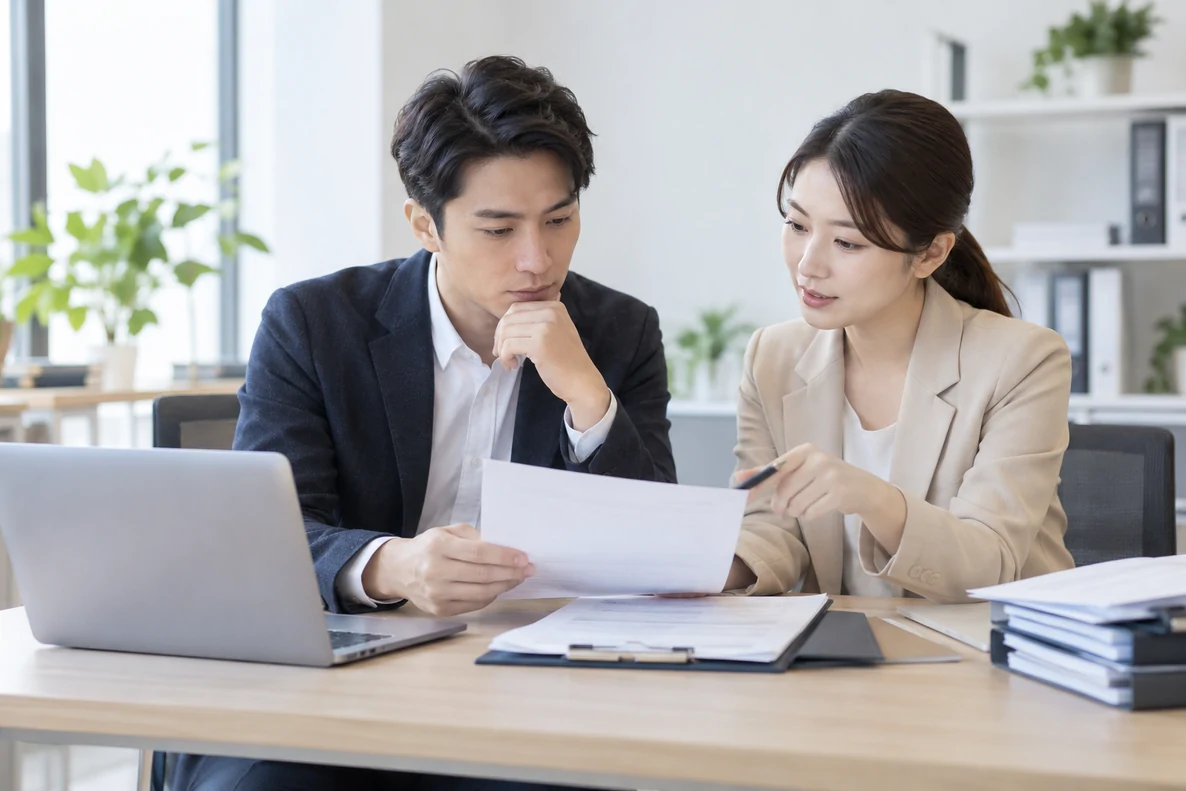 核对注册公司资料与办理事项的服务场景示意
