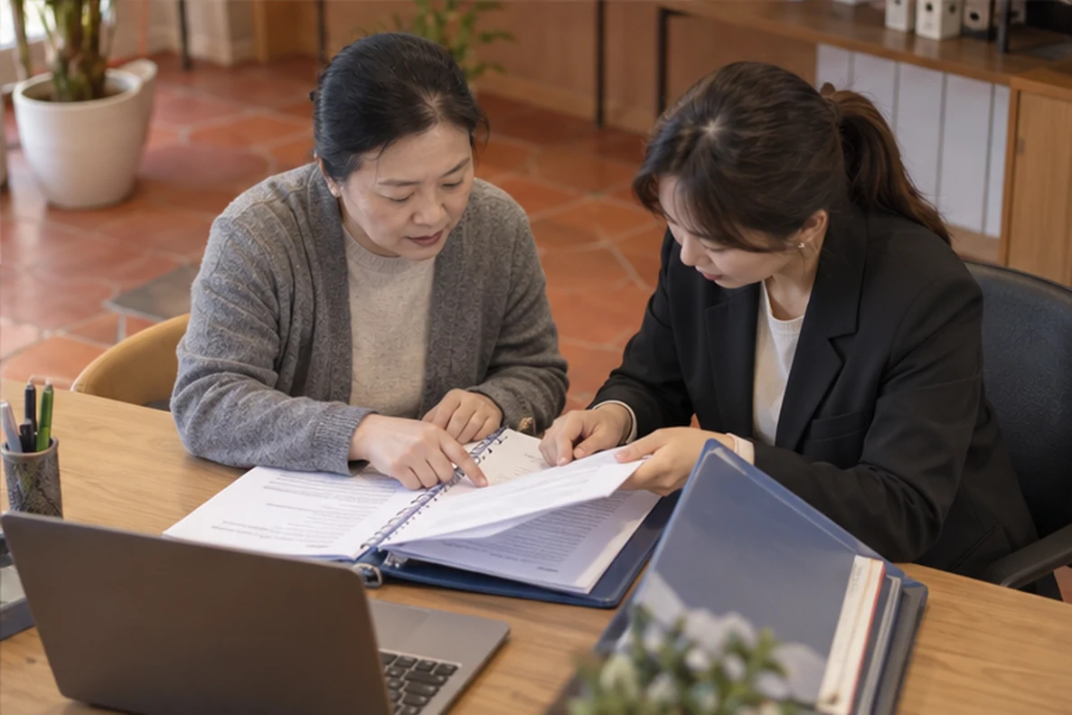 核对注册公司资料与办理事项的服务场景示意