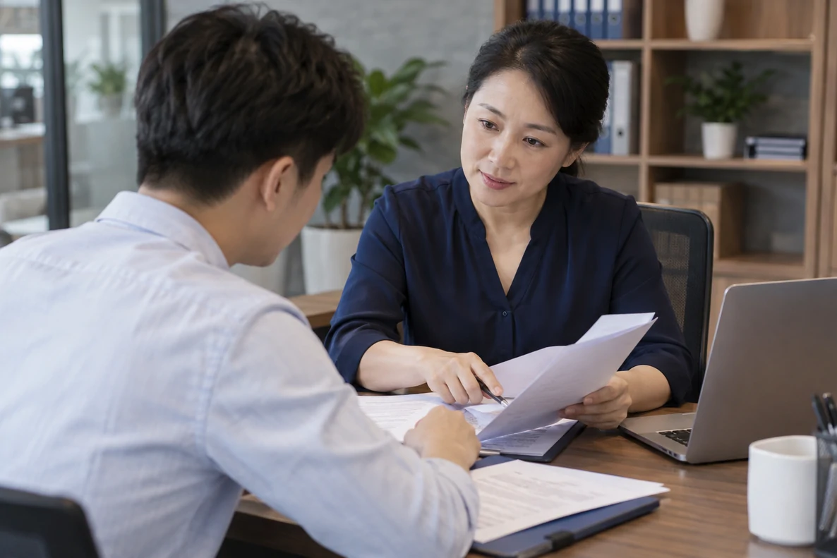 核对注册公司资料与办理事项的服务场景示意