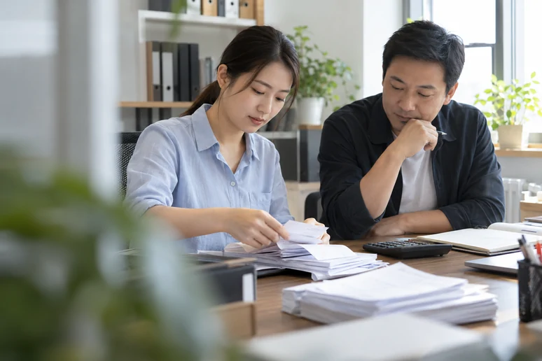 整理企业票据与日常账务资料的服务场景示意