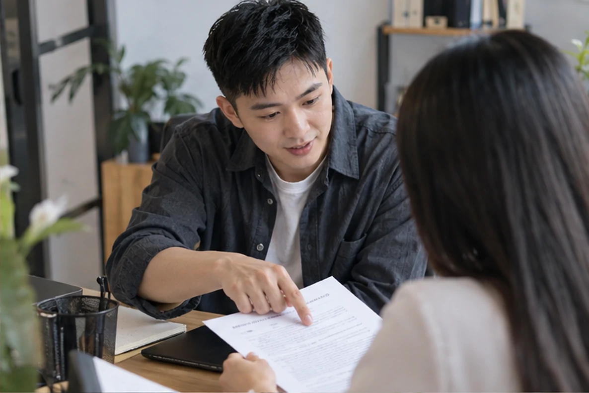 核对注册公司资料与办理事项的服务场景示意