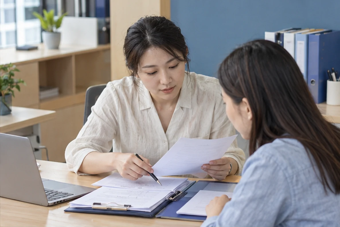 核对注册公司资料与办理事项的服务场景示意