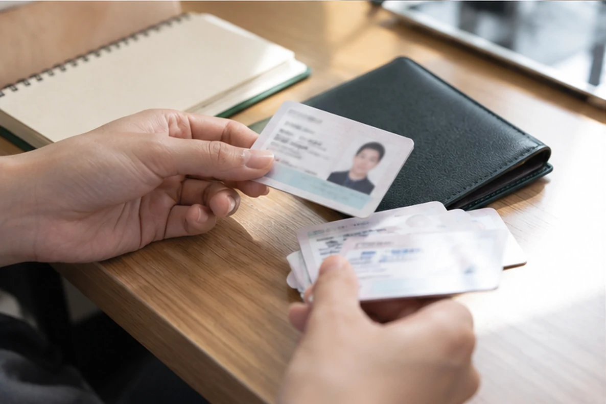 核对注册公司资料与办理事项的服务场景示意