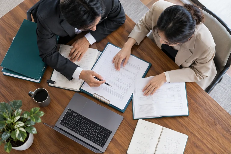 核对注册公司资料与办理事项的服务场景示意