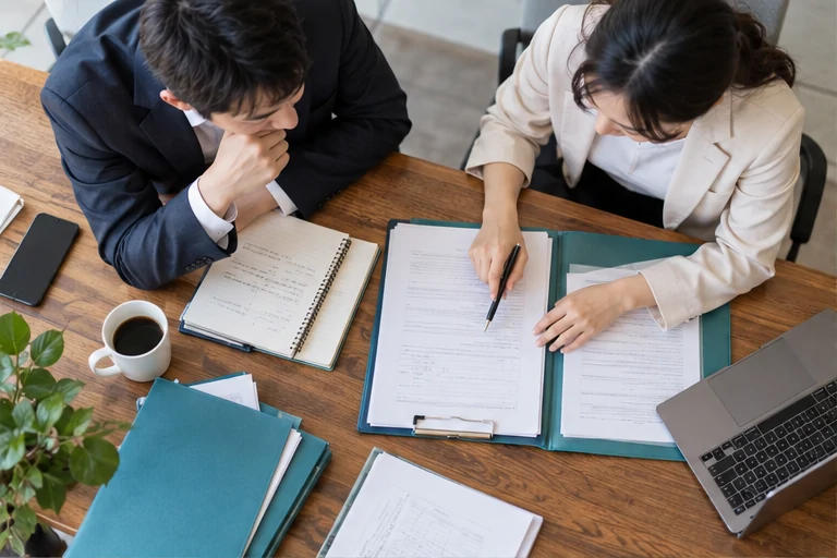 核对注册公司资料与办理事项的服务场景示意